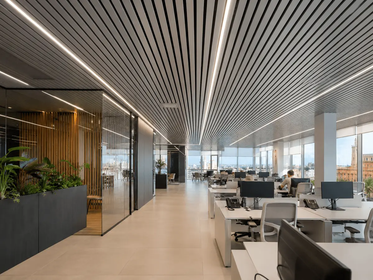 Revestimiento de techo de aluminio en oficina en Sevilla